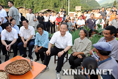 8月31日,温家宝在青川县枣树村视察农民永久性住房建设情况。 中共中央政治局常委、国务院总理、国务院抗震救灾总指挥部总指挥温家宝近日来到四川地震灾区,慰问受灾群众,了解灾区群众安置和恢复重建情况,对下一步工作做出部署。 新华社记者 黄敬文摄
