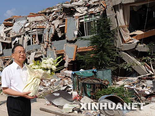 9月1日,温家宝徒步一个小时,进入地震中惨遭灭顶之灾的北川县城,在遇难者集体掩埋处向遇难者献花。 中共中央政治局常委、国务院总理、国务院抗震救灾总指挥部总指挥温家宝近日来到四川地震灾区,慰问受灾群众,了解灾区群众安置和恢复重建情况,对下一步工作做出部署。 新华社记者 黄敬文摄