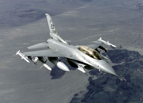 美军f-18战斗机在加州居民区坠毁飞行员逃生