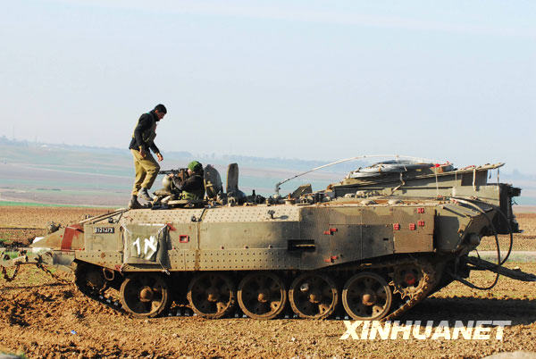 1��5�գ��ڼ�ɳ�����߾���������ɫ��ʿ����װ�׳��Ͼ��䡣���գ���ɫ�о��Ӽ������������ɳ�ش������ѽ���ɳ�ش��ָ����ϱ����������Ծ������ġ���Ǧ�������ж�Ŀǰ����ɰ���˹̹����514��������Լ2600�����ˡ�