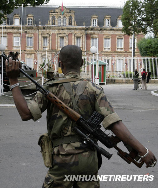 3��17�գ��������˹���׶�����������֧�ַ����ɵ���װ����ʿ������ͳ���⾯�䡣���������쵼���������ɵ������֧��������װ����ǰһ��ռ�����������ͳ�����μ���ͳ�����ӹܡ���ʽ��