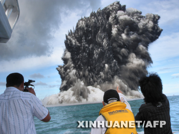 汤加一座水下火山爆发火山灰直冲高空