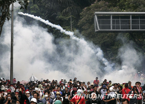 8月1日,在马来西亚吉隆坡,抗议者躲避警察发射的催泪瓦斯。当日,众多民众在吉隆坡举行示威游行,抗议国内安全法案。