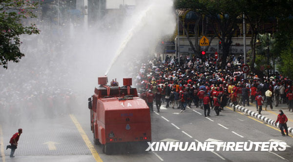 8月1日,在马来西亚吉隆坡,防暴警察喷射高压水流驱散示威者。当日,众多民众在吉隆坡举行示威游行,抗议国内安全法案。