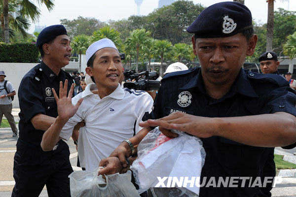 8月1日,在马来西亚首都吉隆坡的自由广场附近,防暴警察逮捕一名示威者。当日,大批民众在吉隆坡举行示威游行,抗议国内安全法。警察发射了催泪弹,用水枪驱散人群,并逮捕了数十名示威者。