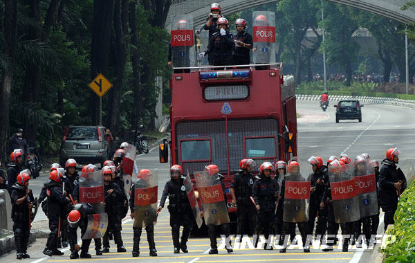 8月1日,在马来西亚首都吉隆坡的自由广场附近,防暴警察准备发射催泪弹驱散示威者。当日,大批民众在吉隆坡举行示威游行,抗议国内安全法。警察发射了催泪弹,用水枪驱散人群,并逮捕了数十名示威者。