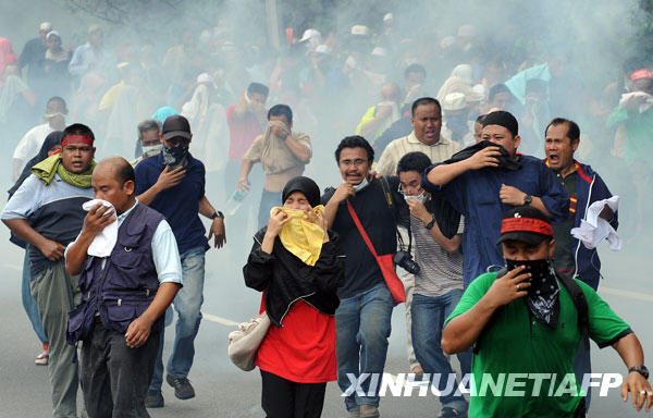 8月1日,在马来西亚首都吉隆坡的自由广场附近,示威者躲避警察发射的催泪弹。当日,大批民众在吉隆坡举行示威游行,抗议国内安全法。警察发射了催泪弹,用水枪驱散人群,并逮捕了数十名示威者。