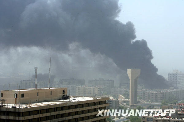 8月19日,滚滚浓烟从伊拉克首都巴格达市中心升起。巴格达市中心当天发生两起汽车炸弹爆炸事件,造成至少9人死亡。