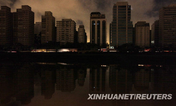 11��11���賿�������������ʥ���޳��������ںڰ��С����ڸɺ����°���������̩��ˮ��վ���������ز��㣬����ʥ�������ڵİ����ϲ�����������ִ����ͣ�磬��Ӱ���˿���ǧ��