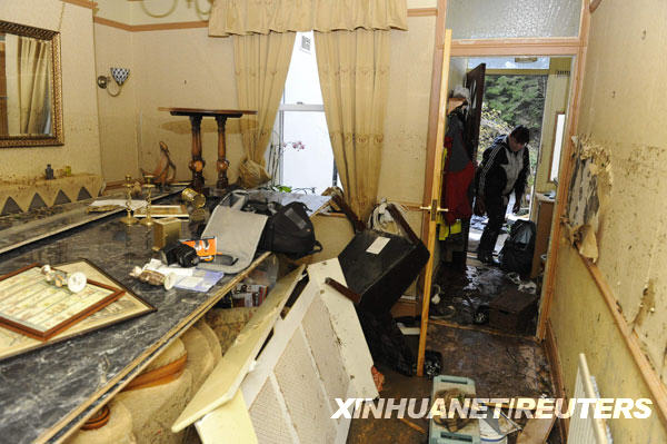 11��22�գ���Ӣ���������ƿ�é˹��һ����Ů�鿴��ˮ��Ϯ����ķ��䡣�����ı��굼��Ӣ������������һЩ����ˮλ������������ˮ������