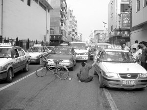 �м���������·�����迨�շ� ÿ��һëǮ(ͼ)