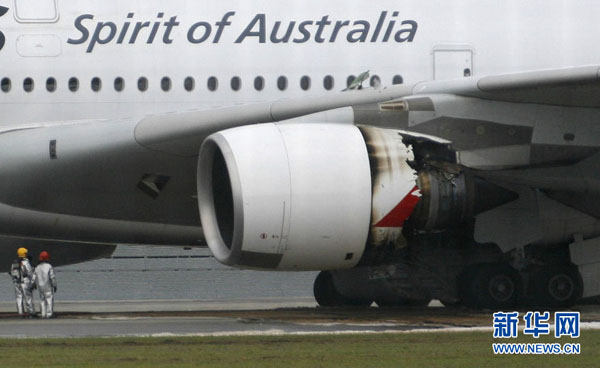 11月4日,在新加坡樟宜机场,消防员向迫降的澳洲航空公司空客a380客机