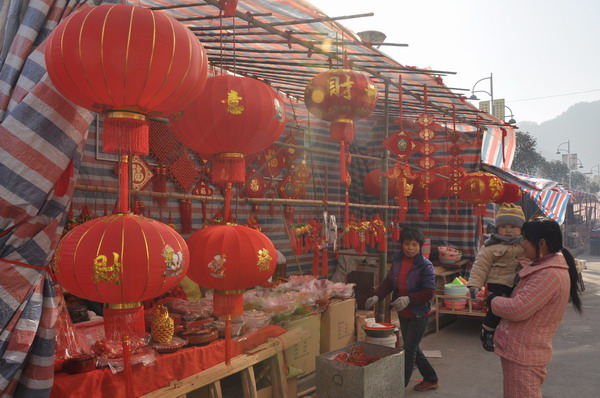 春节将近,县城城滨路年货市场渐渐地热闹起来,年货种类丰富,一派