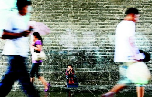 八岁男孩西安摆摊挣学费睡觉时被偷近千元(图)