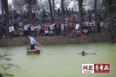 小伙岸边小解落入河中父亲救子不成双双溺亡