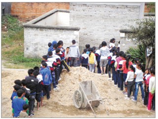 云南一小学学生上厕所排长队县委副书记微博求援