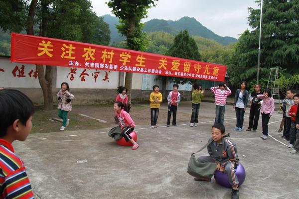 近日,我县双峰,盘峰两地开展了"关注农村学生,关爱留守儿童"活动,活动