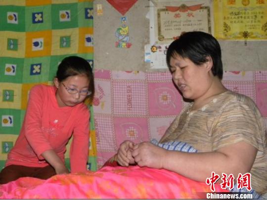 �ӱ�13��Ů���չ�̱��ĸ��4��Т������һƬ��