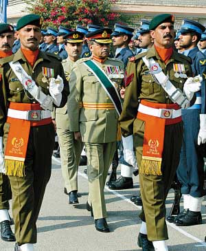 走上前台在从军数十年之后,巴基斯坦总统穆沙拉夫今天将正式交出军权