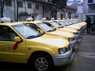 1月15日早上,县城又有10辆崭新的夏利出租车驶上了街头,正式对外营业