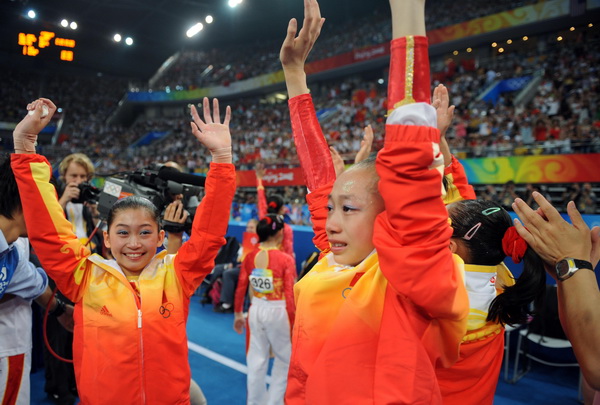 8月13日,中国队队员杨伊琳(前左二),江钰源