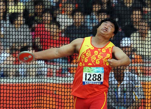 男子铁饼f3536级中国郭伟和王文波打破世界纪录揽金银牌