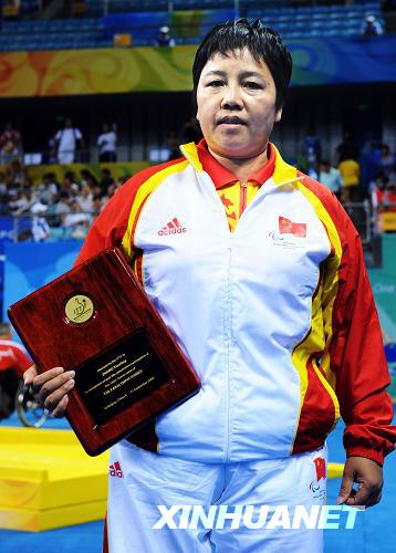 9月15日,残奥会"六朝元老",中国选手张小玲展示荣誉证书.