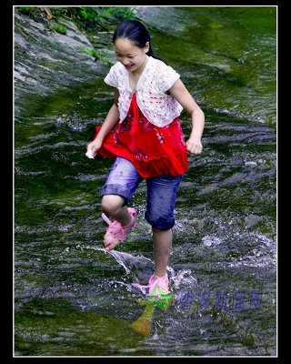 嬉水的小姑娘--磐安新闻网