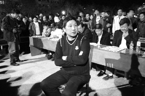 象棋特级大师柳大华在磐安展开1人对10人盲棋车轮战