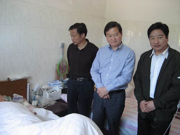 金华市委常委,组织部长蔡国春在县领导黄福良,朱飞的陪同下,走访