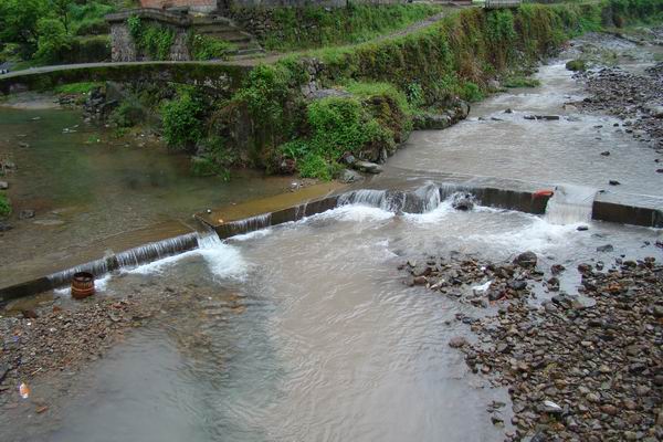 溪流浑浊谁是源