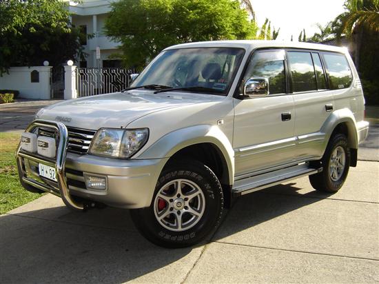 suv的家族特征,双竖条进气格栅更加精致,和现款兰德酷路泽更加相似