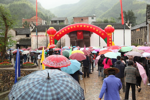 庆典现场县委副书记,县长周剑敏(右四),市旅游局副局长吴兴旺(左四)为