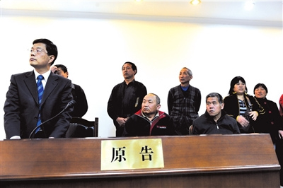 庭审时,这起离奇车祸的原告席非常拥挤.本报记者董世彪摄