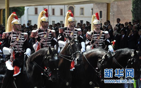 6月2日,意大利仪仗队在国庆节阅兵活动上行进.
