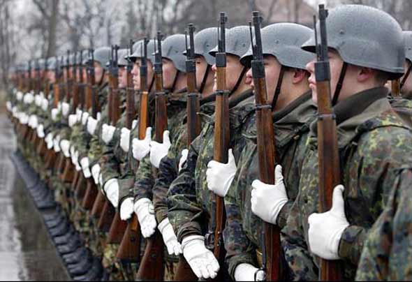 德国最后一批义务兵离开军营图